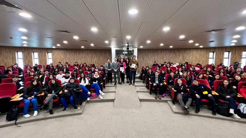 Un grupo grande de estudiantes reunidos en un auditorio para una actividad académica.