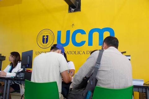 Un grupo de personas en un entorno académico en la Universidad Católica de Manizales.