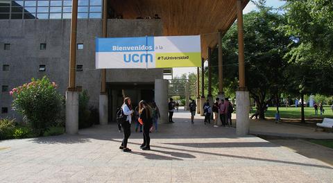Imagen del campus universitario con un cartel de bienvenida a la UCN.