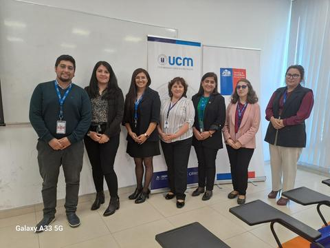 Un grupo de siete personas posando en un ambiente académico.