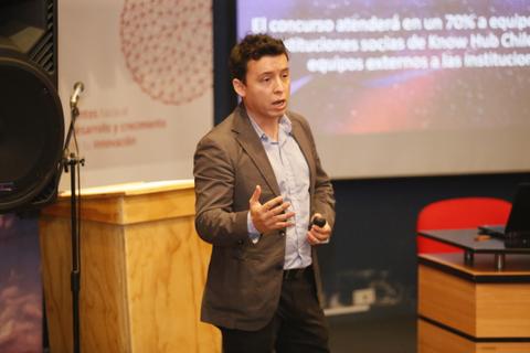 Un hombre está presentando en una conferencia sobre comunicaciones sociales.