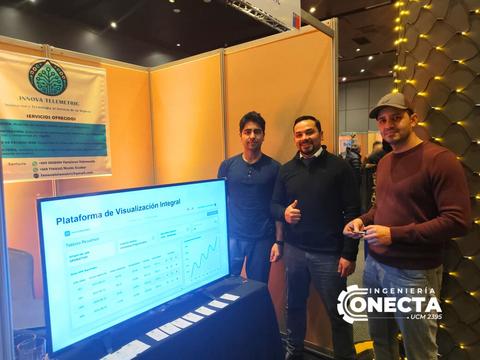 Tres personas presentan una plataforma de visualización integral en un evento.