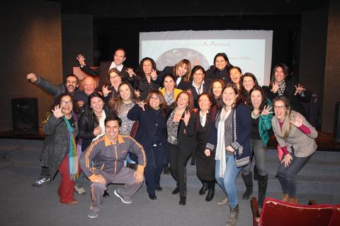 Un grupo de personas sonrientes posando juntas en un ambiente festivo.