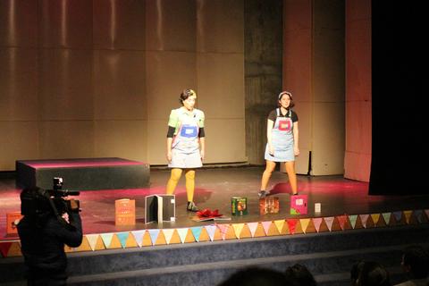 Dos actrices en el escenario durante una actuación teatral.