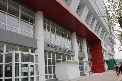 Imagen del Hospital Regional de Talca, con un diseño moderno y amplias ventanas.