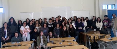 Fotografía de un grupo de estudiantes posando en un aula.