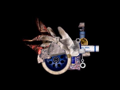 Montaje artístico que combina herramientas y materiales en un fondo negro.