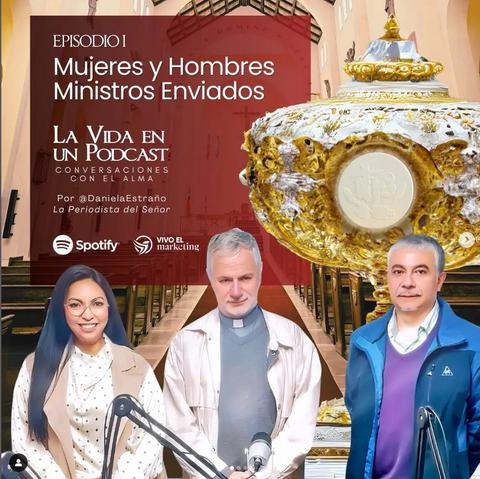 Imagen promocional de un podcast titulado 'La Vida en un Podcast' que presenta a varios anfitriones y una decoración religiosa al fondo.