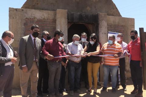 Corte de cinta en la inauguración de un edificio comunitario.