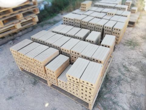 Un montón de bloques de cemento apilados en un terreno.