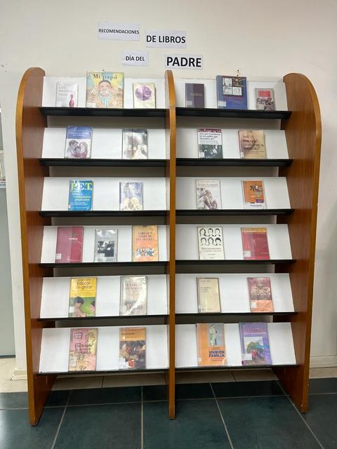 Estante de libros con recomendaciones para el Día del Padre.
