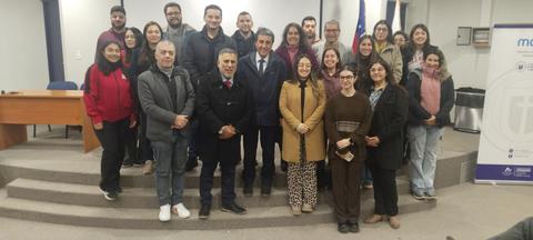 Un grupo de personas sonrientes posando en un encuentro comunitario en Chile.
