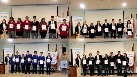 Ceremonia de entrega de certificados a estudiantes en un evento institucional.