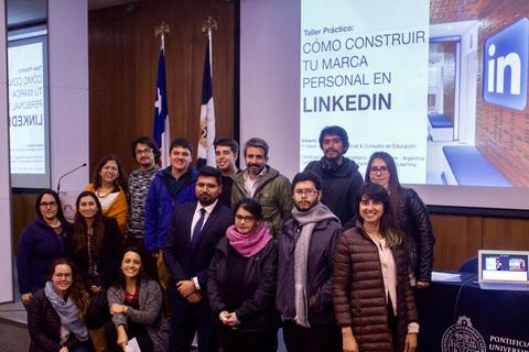 Grupo de personas posando en un taller sobre la construcción de marca personal en LinkedIn.