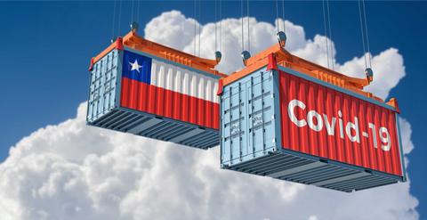 Dos contenedores de carga colgando en el cielo, uno con la bandera de Chile y el otro con la inscripción 'Covid-19'.