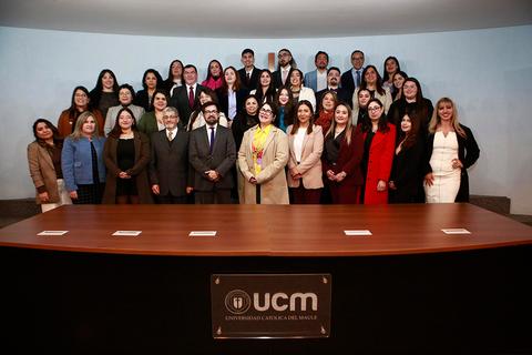 Un grupo de profesionales posando en un evento en la Universidad Católica del Maule.