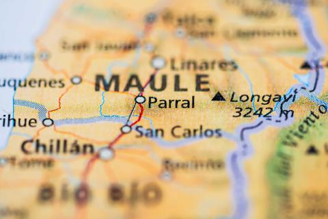 Este es un mapa que muestra la región del Maule en Chile, destacando ciudades como Parral y San Carlos.