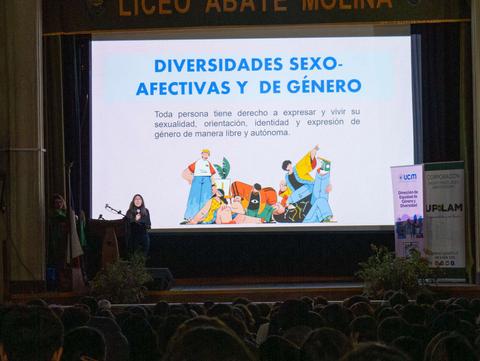 Un evento en el que se presenta un tema sobre diversidades sexo-afectivas y de género en un auditorio con una gran asistencia.