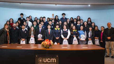 Un grupo de estudiantes sonrientes posando en la Universidad Católica del Maule.
