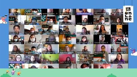 La imagen muestra una videoconferencia con muchas personas en distintas pantallas.