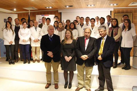 Un grupo de profesionales de la salud posando en un evento formal.