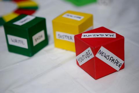 La imagen muestra varios cubos de colores con palabras escritas en ellos sobre un fondo blanco.