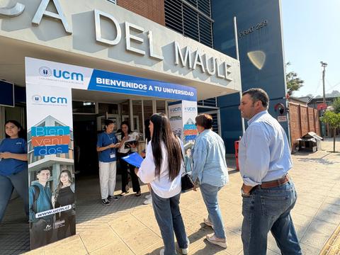 Gente llegando a la Universidad Católica del Maule para una jornada de bienvenida.