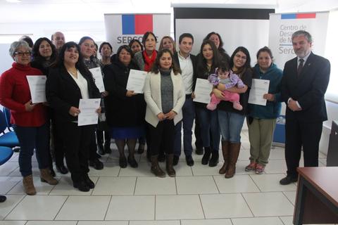 Un grupo de personas celebra la entrega de certificados en una ceremonia.