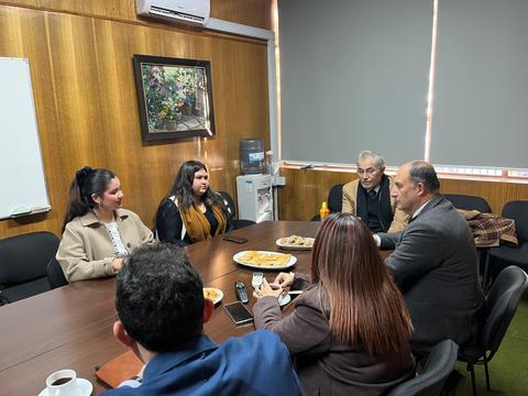 Una reunión entre varias personas en una sala con un ambiente acogedor.