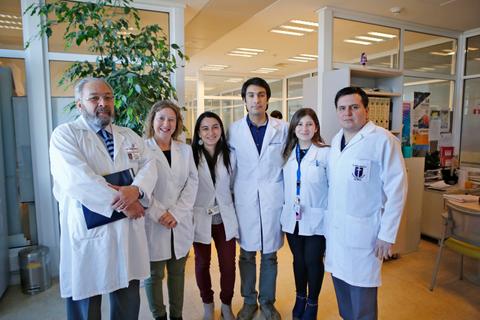Un grupo de profesionales de la salud posando en un entorno de hospital.