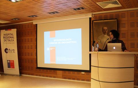 Una presentadora habla sobre la epidemiología del cáncer de endometrio en un auditorio del Hospital Regional de Talca.