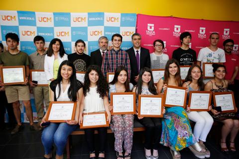 Un grupo de estudiantes posando con certificados en un evento académico.