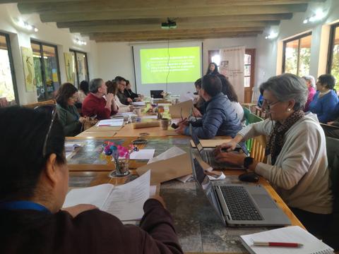 Una reunión de trabajo con un grupo de personas en una sala amplia y luminosa.