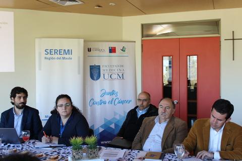 Reunión en la que varios profesionales discuten sobre la lucha contra el cáncer.