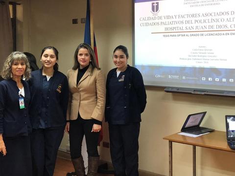 Un grupo de cuatro mujeres posando en un evento relacionado con la salud en un entorno académico.