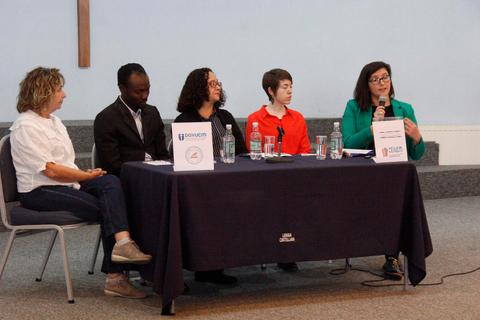 Un grupo de personas discutiendo en una mesa durante un evento.