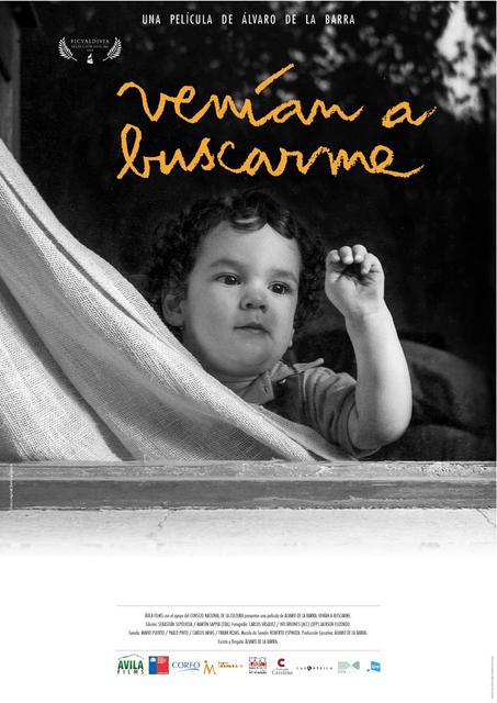 Un niño mira curiosamente desde una ventana con cortinas, en un ambiente en blanco y negro.