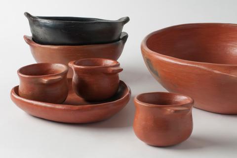 Un conjunto de utensilios de barro en diferentes tamaños y colores.