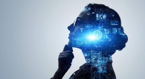 Una mujer reflexiona sobre la tecnología mientras su silueta se ilumina con elementos digitales.