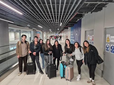 Un grupo de amigos en el aeropuerto listos para embarcar a su próxima aventura.