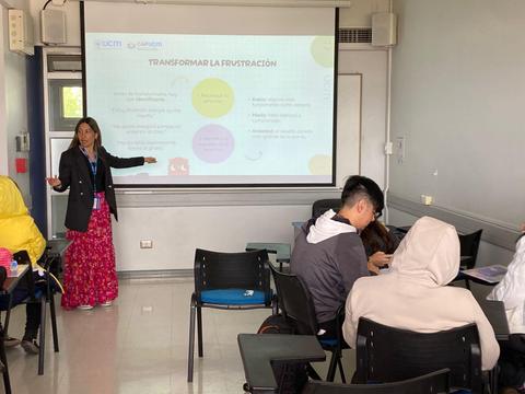 Ps. Catalina Bravo, facilitadora para el Programa Psicoeducativo de la Universidad Católica del Maule (UCM), en su taller grupal.