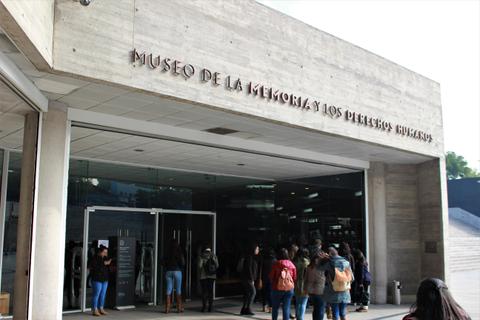 La entrada al Museo de la Memoria y los Derechos Humanos en un día concurrido.