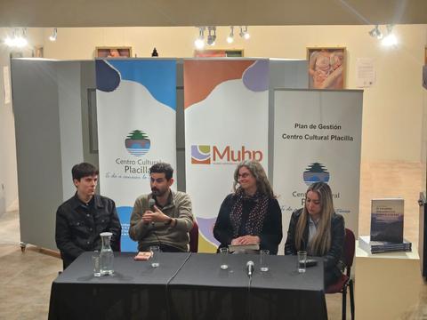 Un grupo de cuatro personas participando en un evento en el Centro Cultural Placialia.