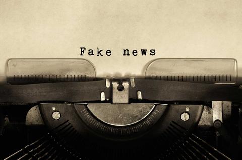 Una máquina de escribir con la frase 'Fake news' escrita en el papel.