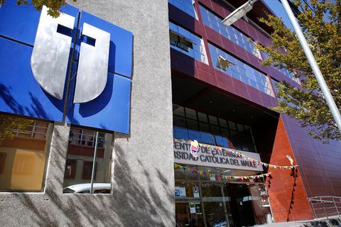 Edificio de la Universidad Católica del Maule con su distintivo logotipo en la fachada.