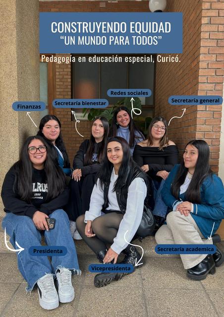Grupo de estudiantes de pedagogía en educación especial mostrando su apoyo por la equidad.
