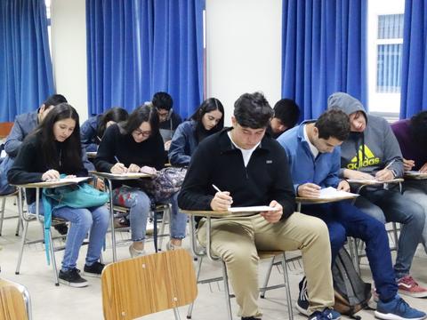 Un grupo de estudiantes en un aula realizando un examen.
