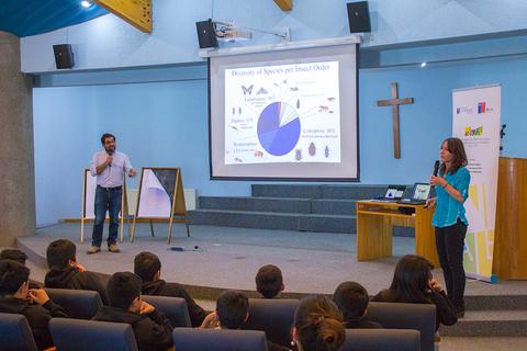 Una presentación educativa sobre la diversidad de especies entre un grupo de estudiantes.
