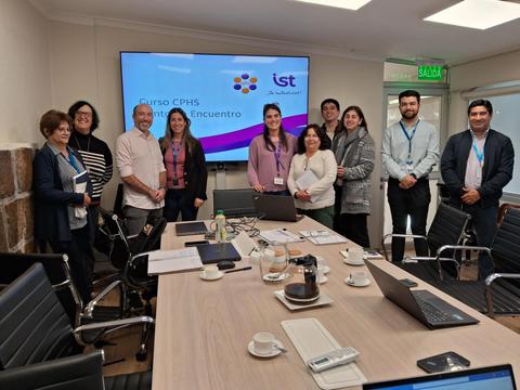 Un grupo de personas se reúne en una sala de conferencias para un curso.