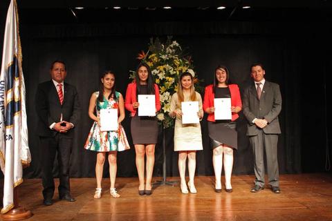 Una ceremonia de entrega de diplomas con varias personas en un escenario.